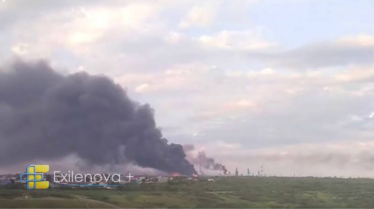 Масштабна пожежа та густий стовп чорного диму над промисловою зоною Сизранського НПЗ у Самарській області