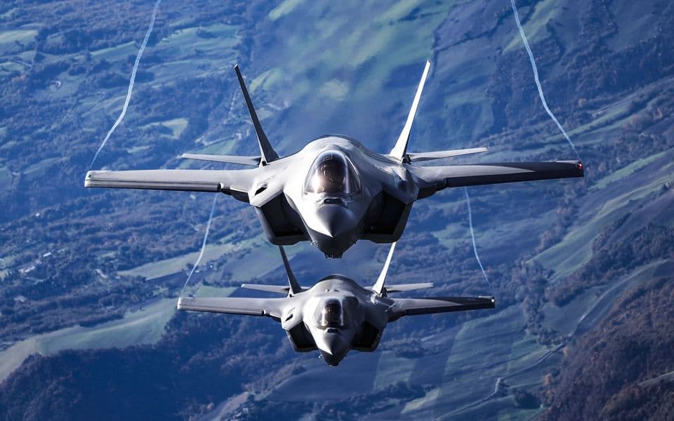 Винищувач F-35 на тлі російської зенітно-ракетної системи С-400