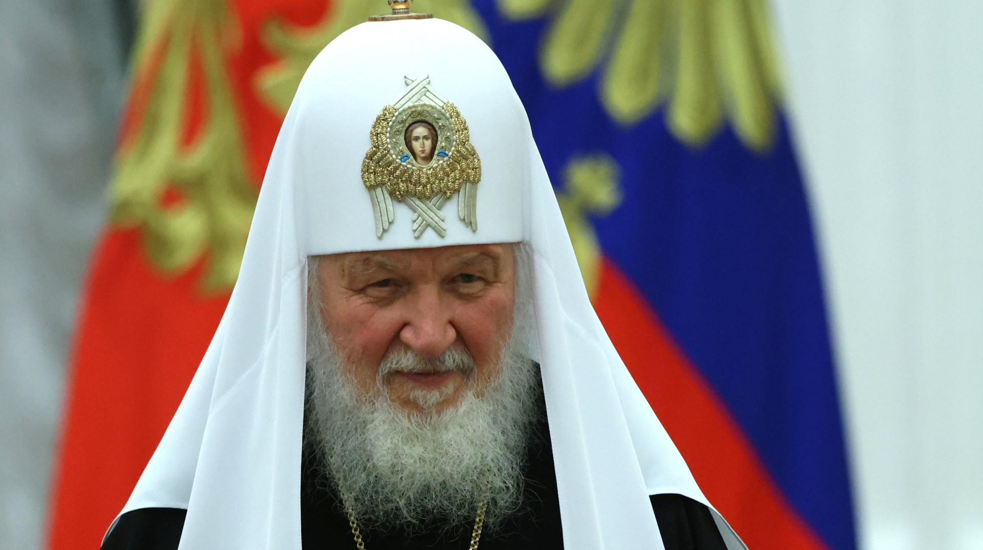 Прапор ЄС та стилізований санкційний список із викресленими іменами