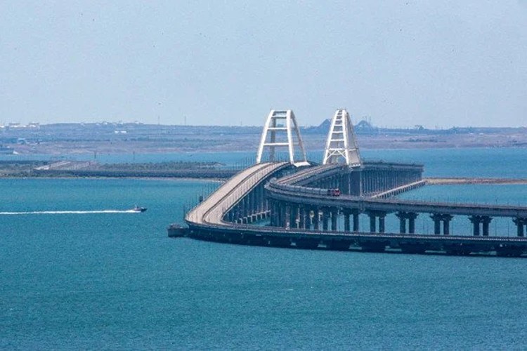 Кримський міст на тлі узбережжя