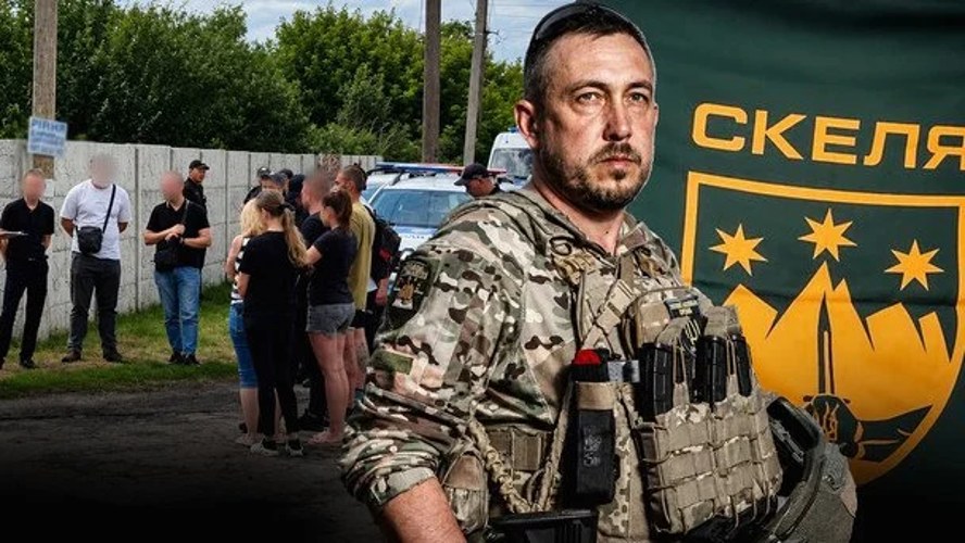 Станіслав Лучанов у скляному боксі в залі Рокитнянського районного суду під час обрання запобіжного заходу у справі
