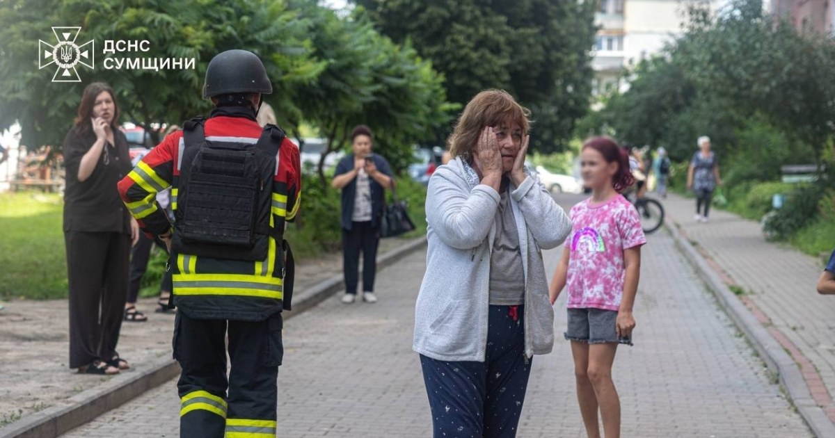 Цивільне торговельне судно горить у Чорному морі після російської атаки 14 липня 2026 року (фото REUTERS/Nina Liashonok)