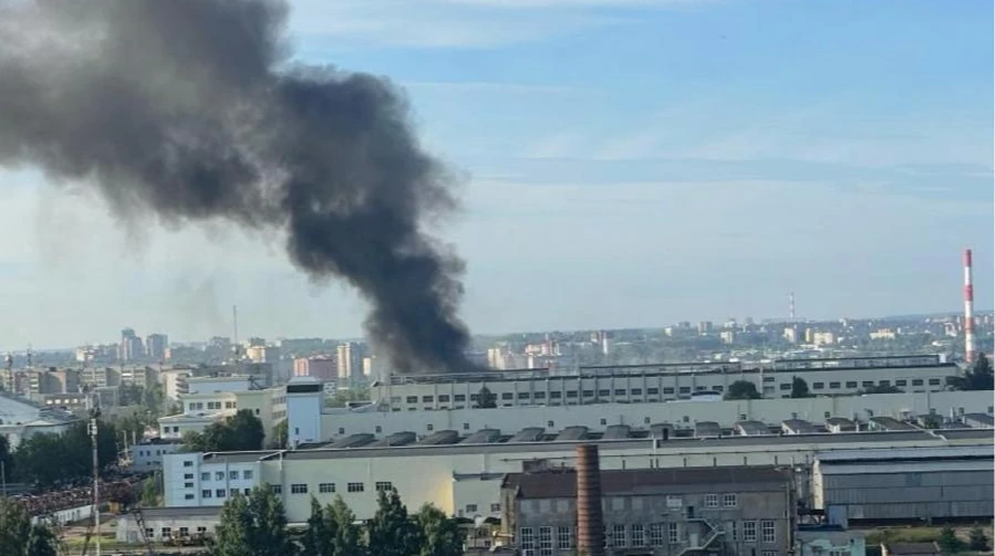 Супутниковий знімок заводу «Авітек» у Кірові з пробитим дахом одного з цехів після удару ракети «Фламінго»