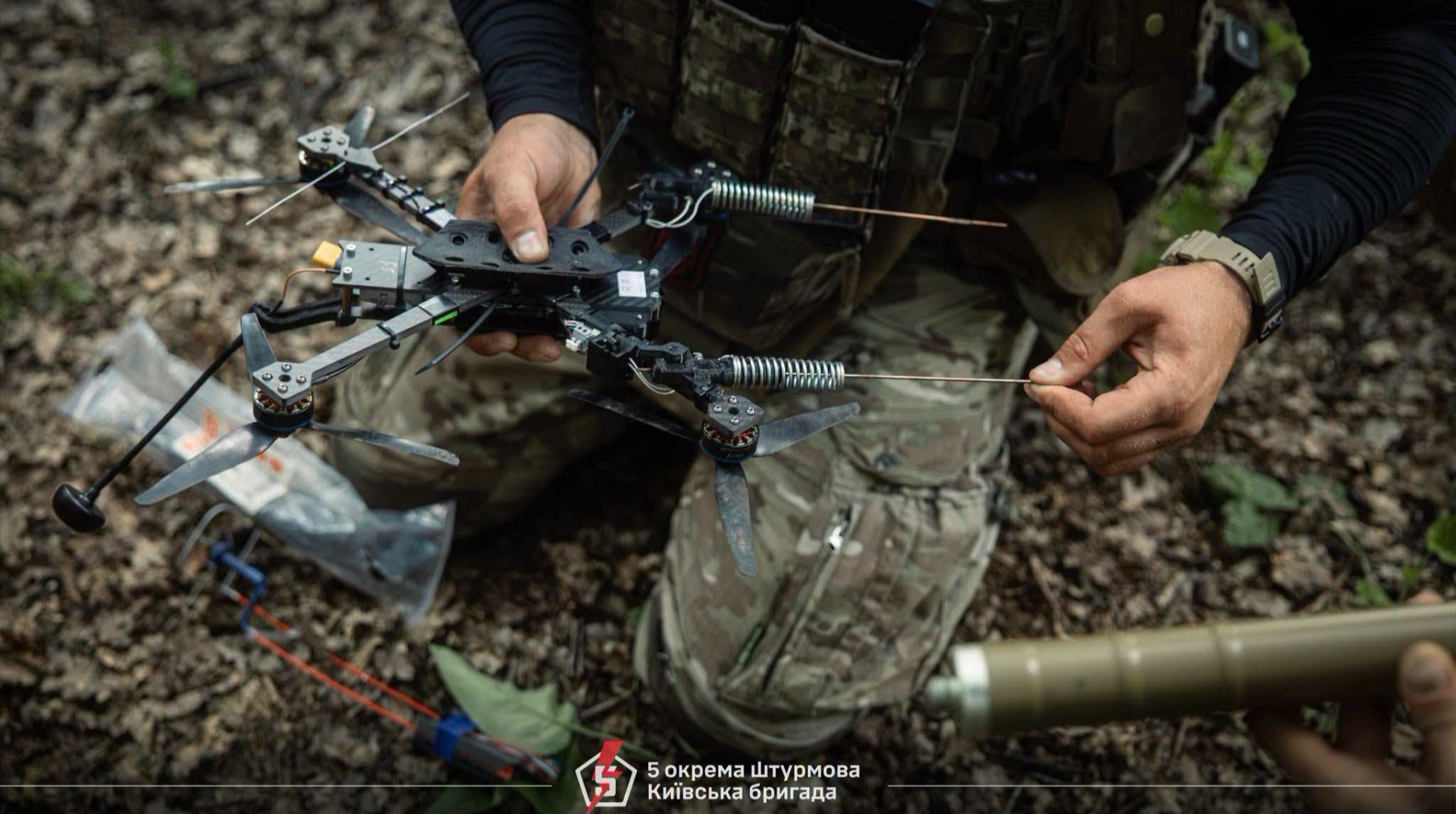 Співробітник за монтажем дрона з дрібними компонентами
