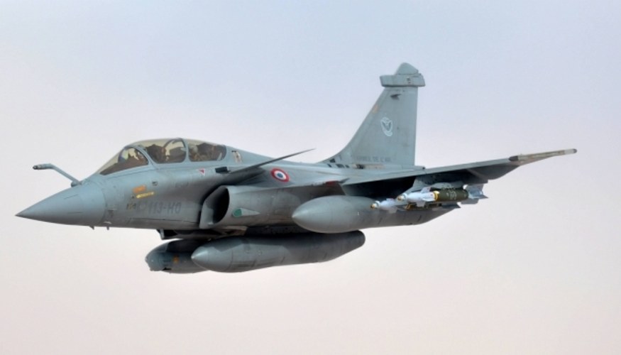 Французькі винищувачі Rafale та німецькі Eurofighter під час спільного тренування з дозаправлення в повітрі