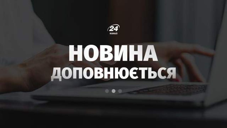 Пошкоджений локомотив та пасажирські вагони поїзда після подвійного удару на залізничній інфраструктурі в Запорізькій області