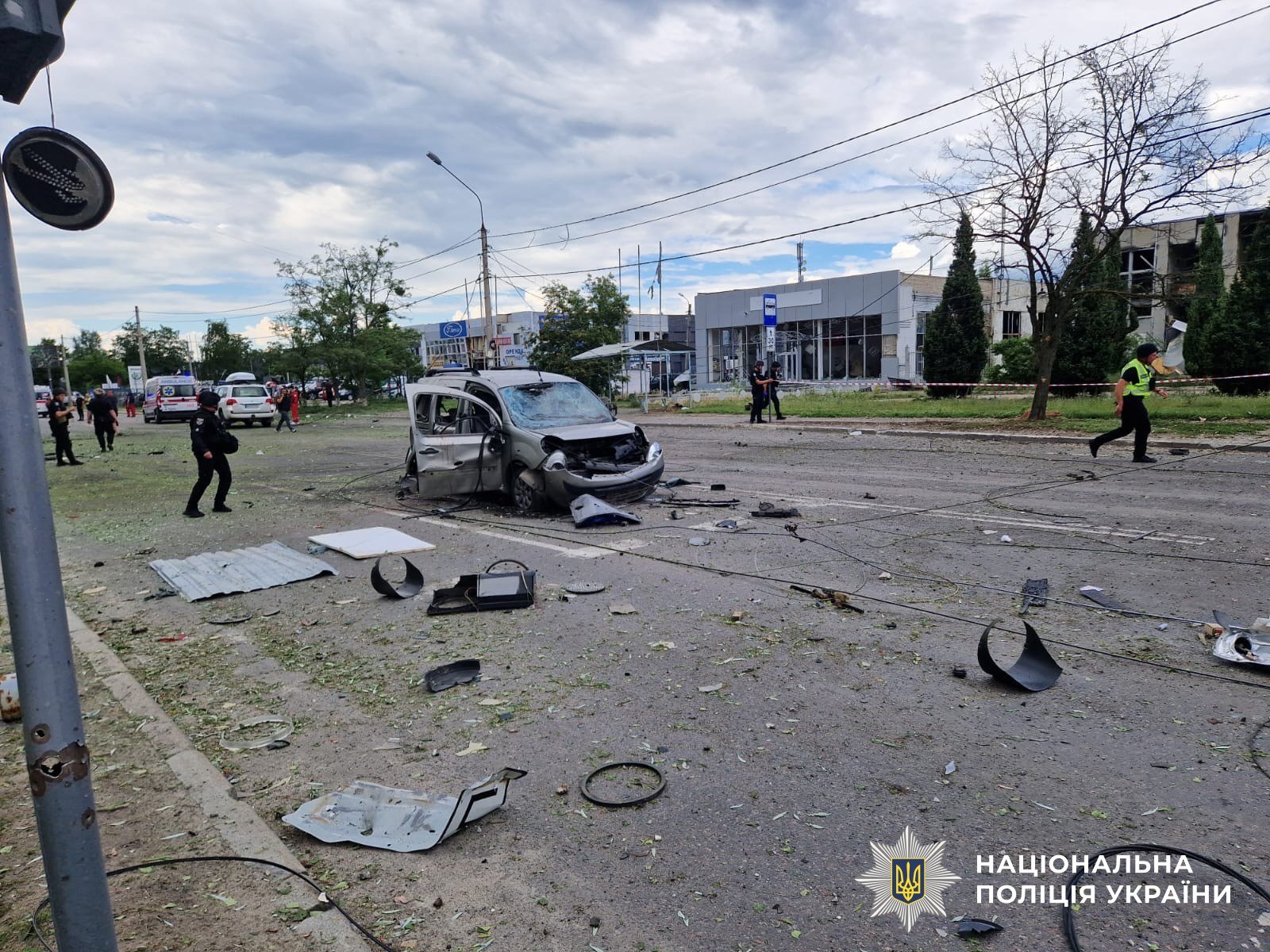 Наслідки авіаудару по цивільній інфраструктурі в Зарічному районі Сум: пошкоджені багатоповерхівки та зупинка транспорту
