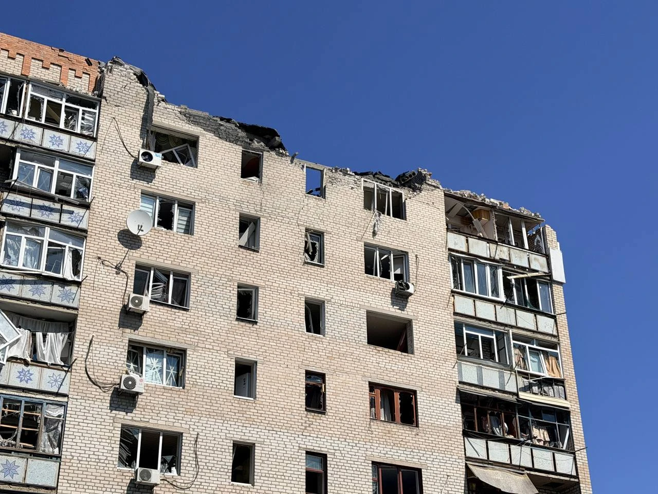 Наслідки авіаудару по Краматорську: пошкоджені багатоповерхівки та інфраструктурний об'єкт
