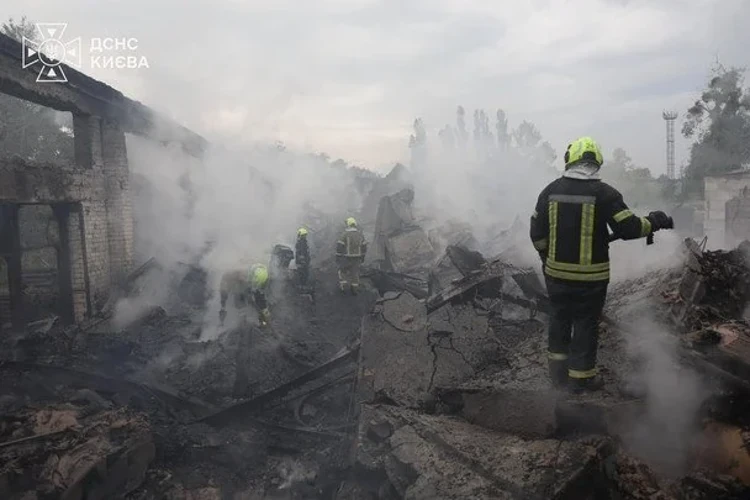 Зруйнований двоповерховий будинок у Пухівці після влучання п'яти безпілотників, робота рятувальників на місці трагедії