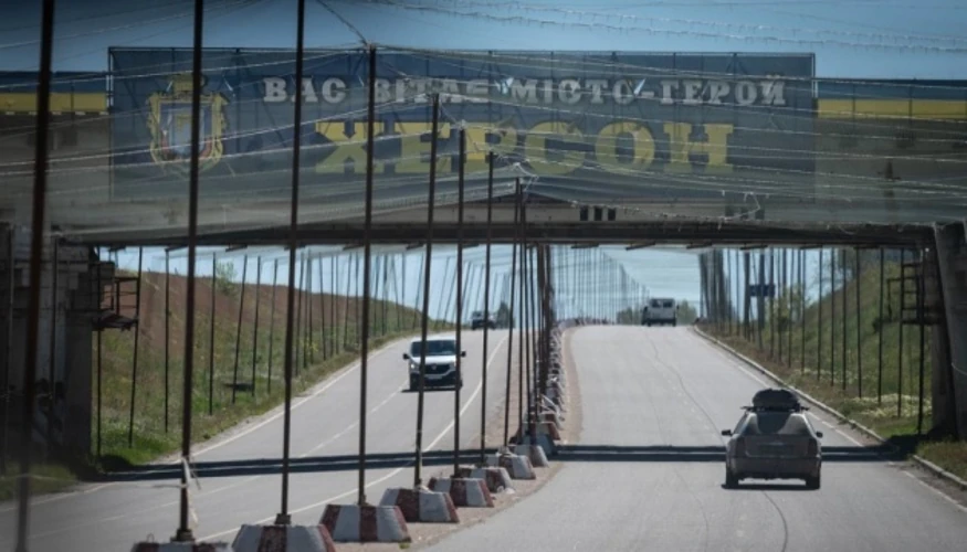 Понівечені приватні будинки, п'ятиповерхівка, гараж, авто та рейсовий автобус на Нікопольщині після ударів 9 серпня.