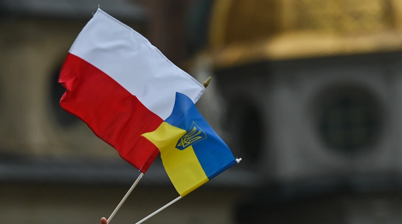Прапор Польщі та символічне зображення міграційної політики щодо українців