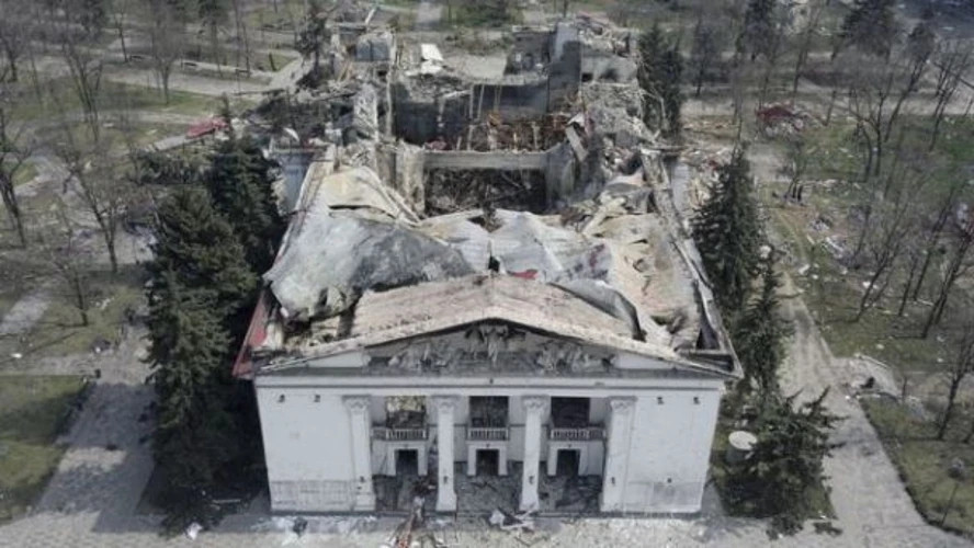 Зруйнована будівля Маріупольського драматичного театру після російського авіаудару 16 березня 2022 року