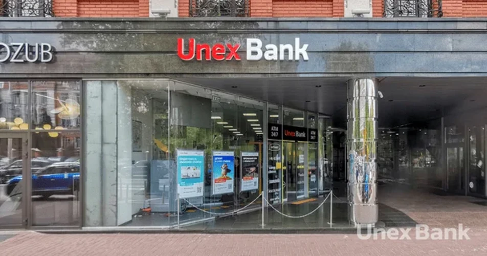 Логотип Unex Bank на фасаді банківського відділення