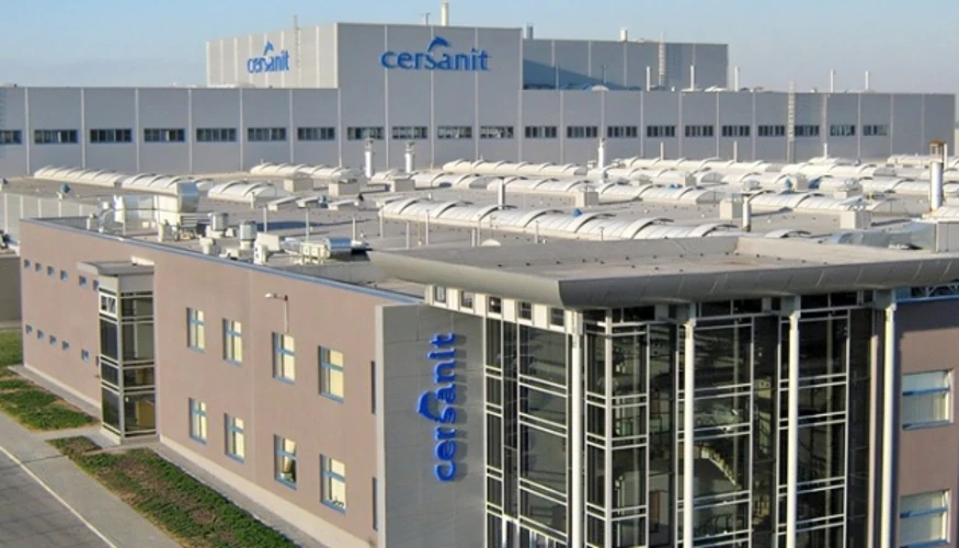 Пошкоджений завод Cersanit Invest у Звягелі після атаки реактивних дронів