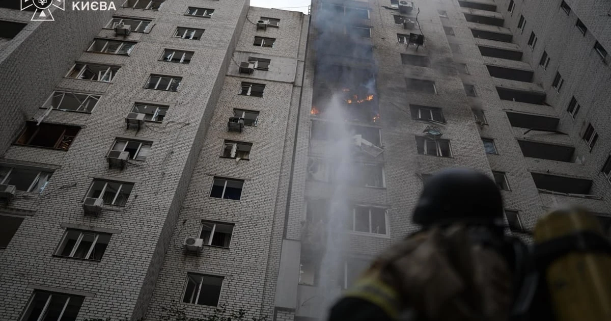 Пошкоджений будинок у Києві внаслідок нічного удару