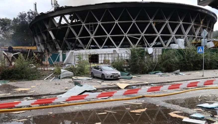 Наслідки влучання дрону біля корпусу Київського національного університету будівництва і архітектури у Солом'янському районі