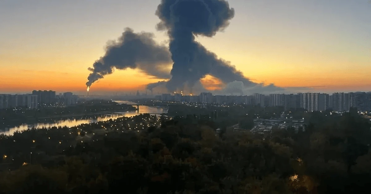 Дим над Московським НПЗ у районі Капотня після пожежі внаслідок атаки безпілотників