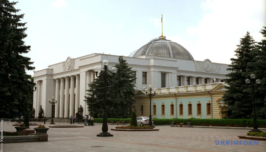 Державний прапор України на тлі будівлі Верховної Ради