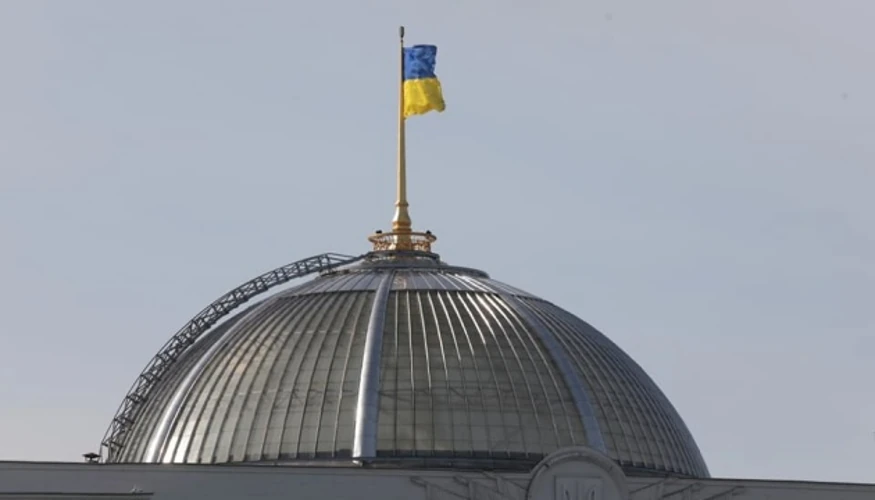 Розкрита Біблія на столі